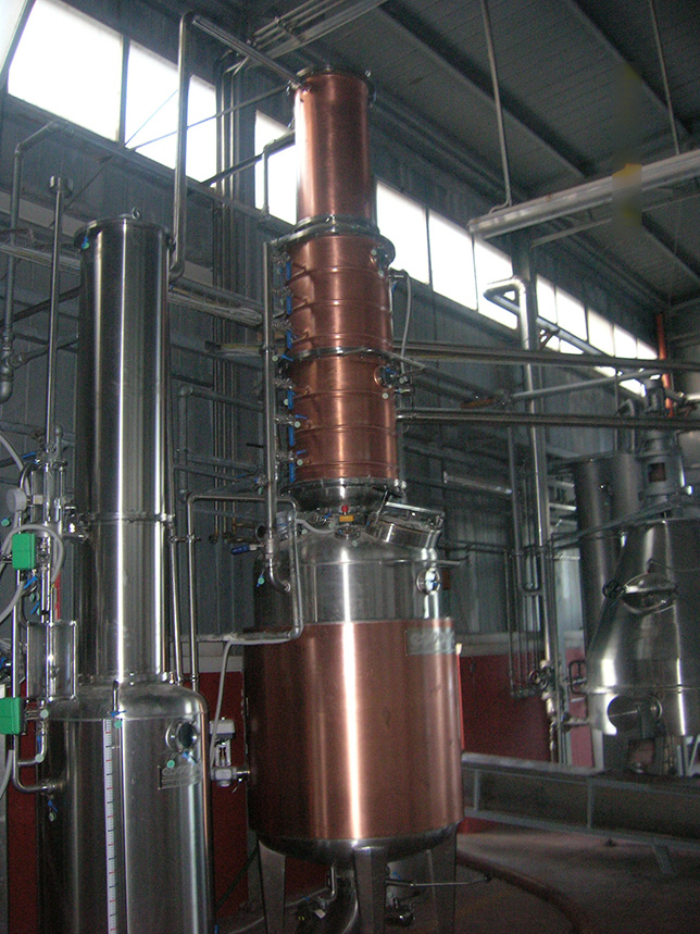 Passando dopo i primi processi di lavorazione agli impianti di distillazione.